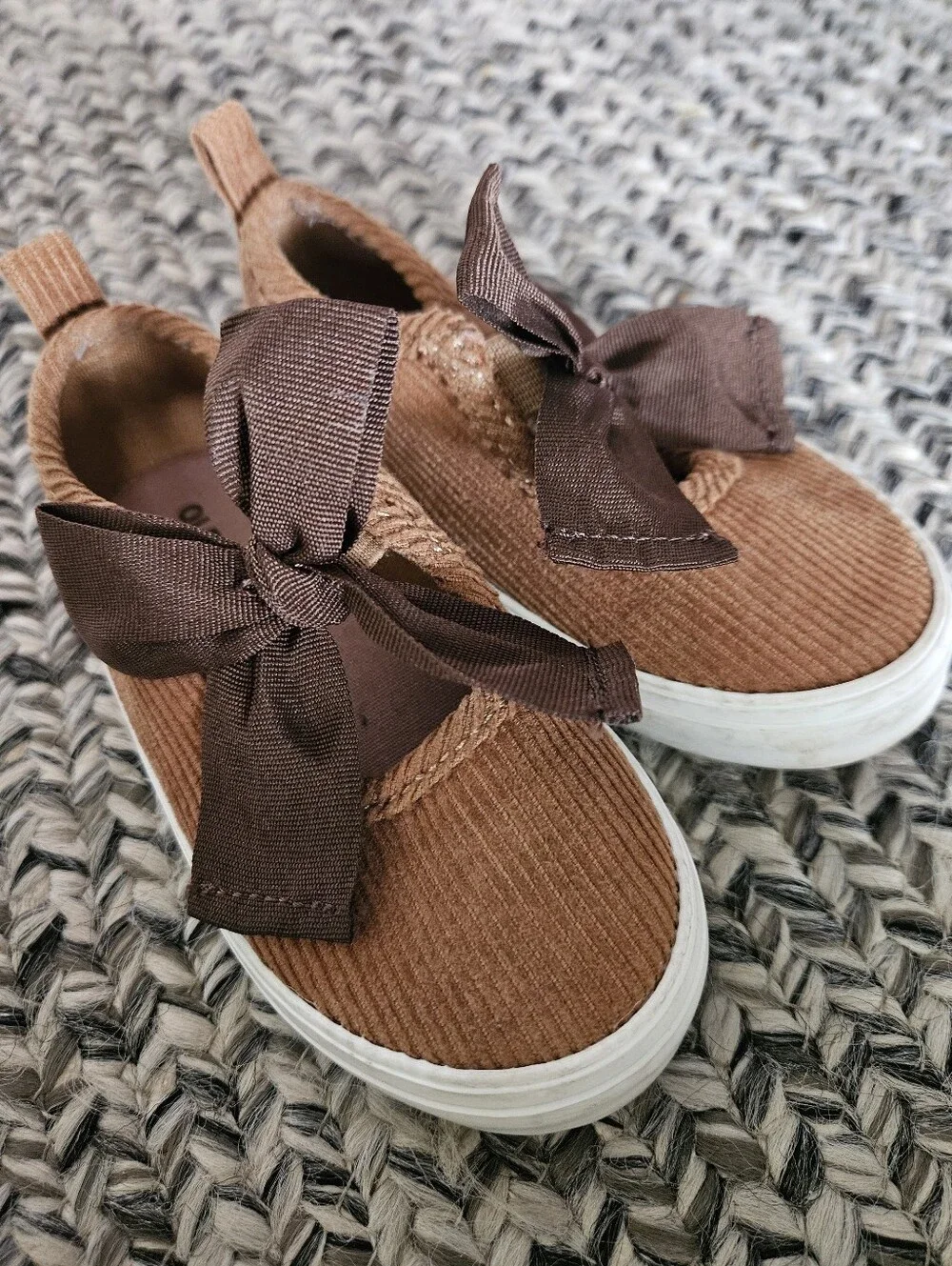 Old Navy Brown Corduroy Slip-On Sneakers with Bow Size 6 Toddler
